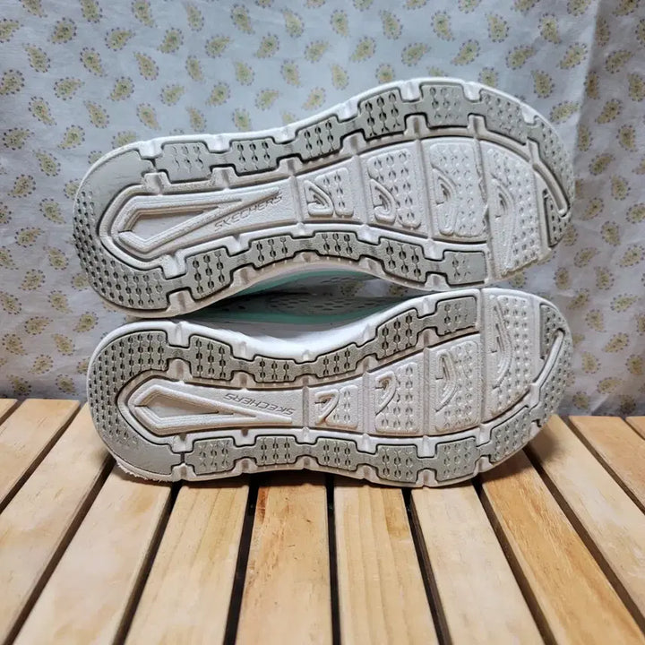 [SOLD OUT] 스케쳐스 디럭스  운동화 240