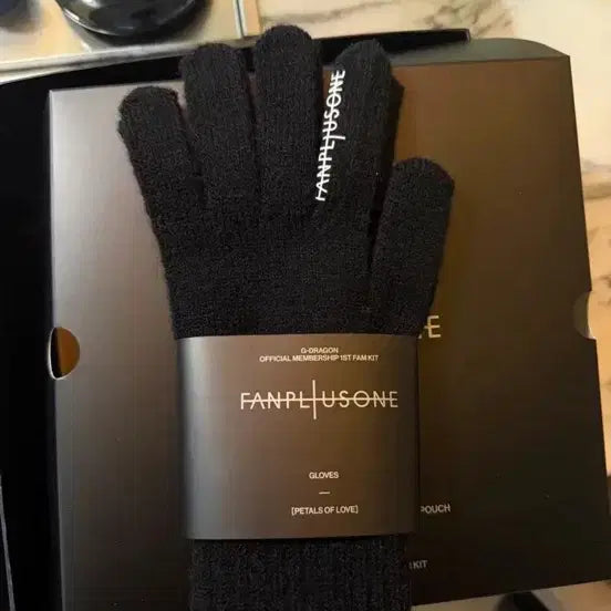 [BUNJANG] G-Dragon Fam Kit Gloves + Scarf / 실사)지드래곤 팸키트 장갑+목도리
