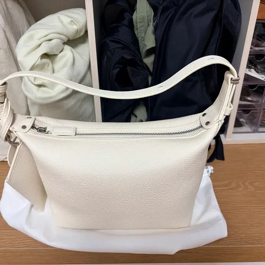 [BUNJANG] Demellier Veneta Ivory Shoulder Bag / 드메리엘 베네타 아이보리
