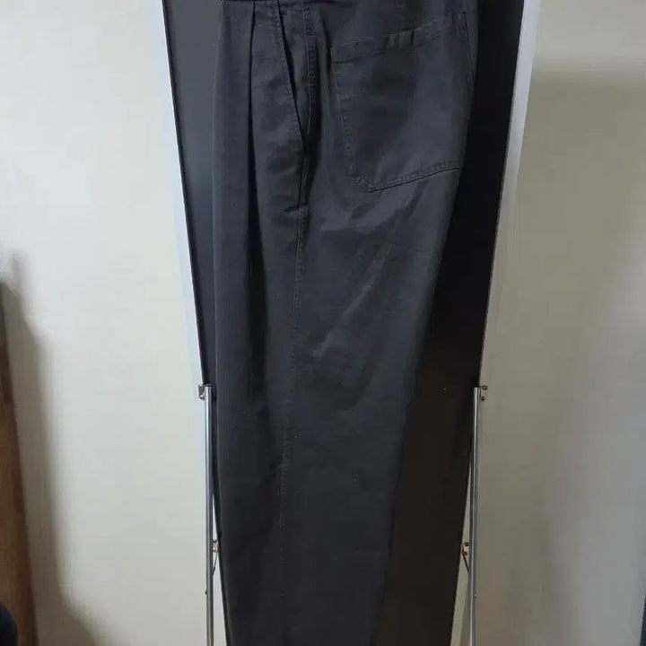 [SOLD OUT] 어나더 오피스 산티아고 치노 팬츠 스탠다드 그래파이트