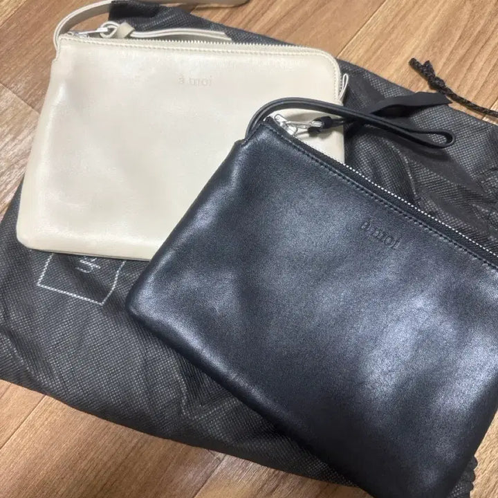 [BUNJANG] Amoi Leather Pouch Set / 아모이 가죽 파우치 블랙/아이보리 세트