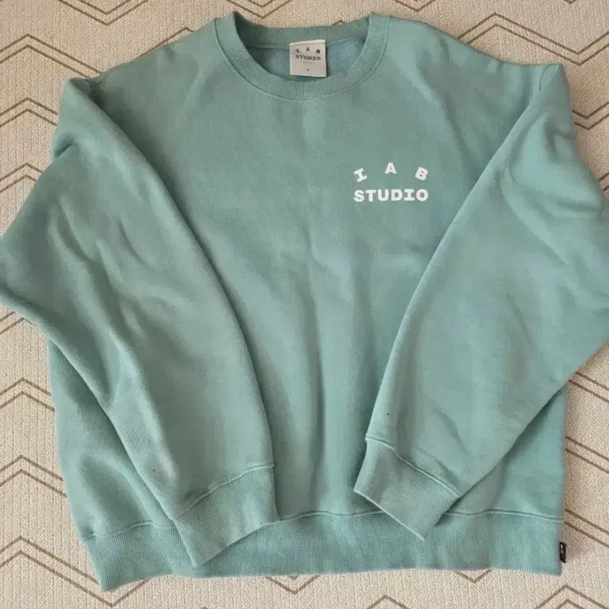 [BUNJANG] IAB Studio Crewneck Ash Green Sweatshirt / IAB 아이앱 크루넥 맨투맨 애쉬그린