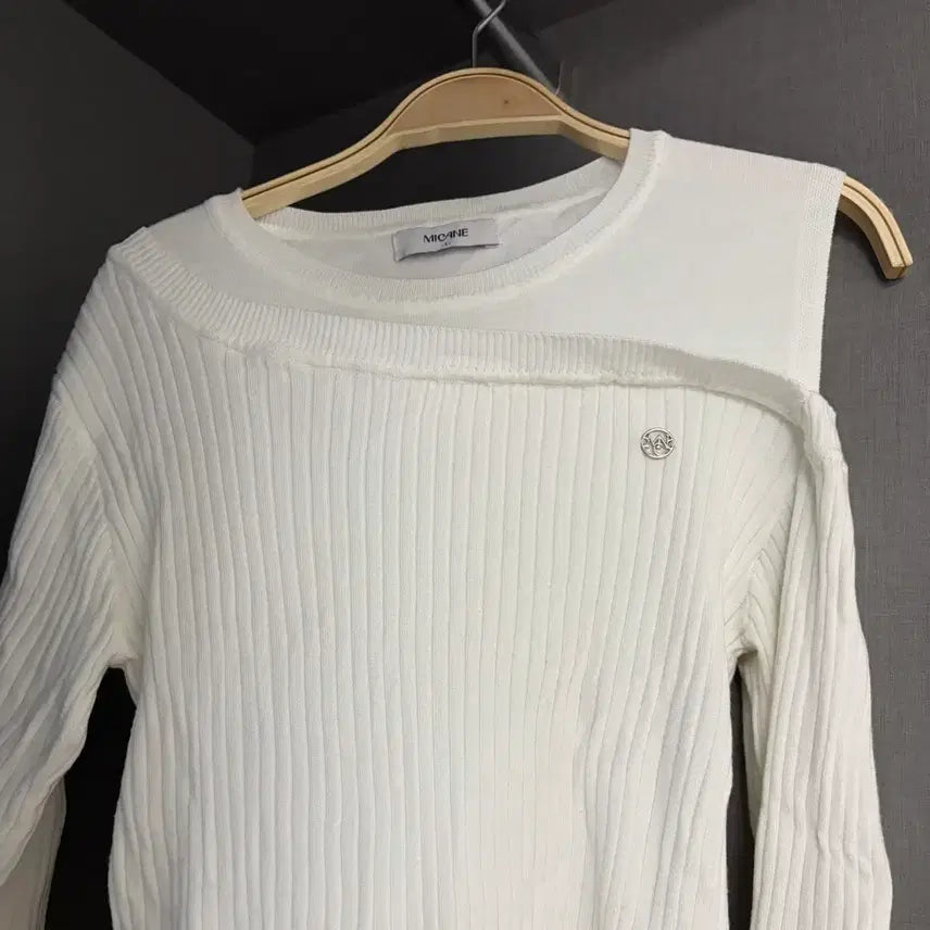[BUNJANG] Mykene Surreal Cutting Knit Top / 미케네 써리얼 커팅 니트