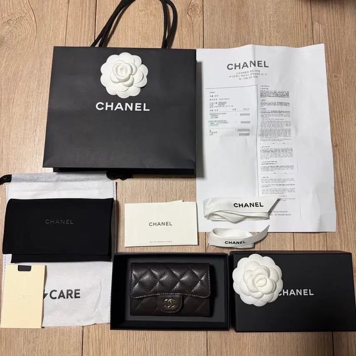 [SOLD OUT] 샤넬_클래식 카드 홀더 그레인드 샤이니 카프스킨&amp;골드 메탈 다크 브라운