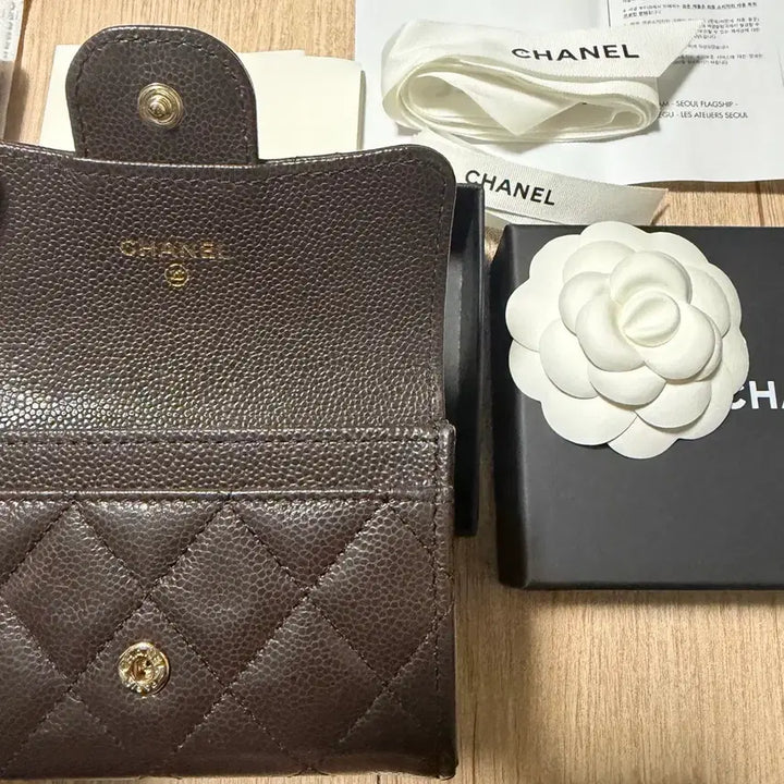 [SOLD OUT] 샤넬_클래식 카드 홀더 그레인드 샤이니 카프스킨&amp;골드 메탈 다크 브라운