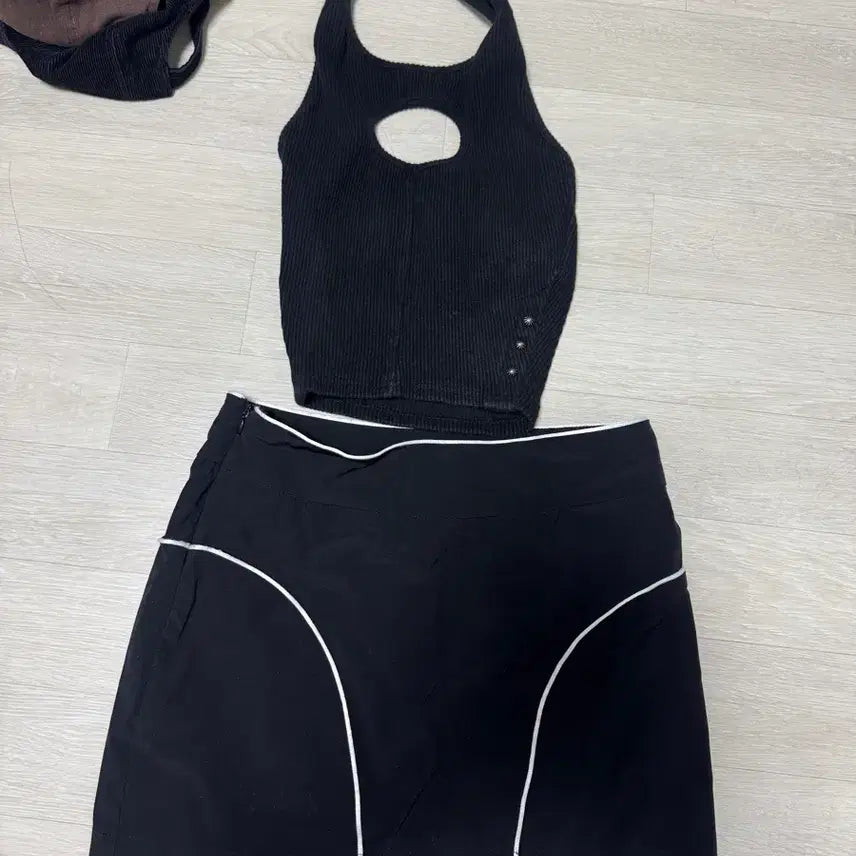 [BUNJANG] Black Halter Neck Top and Line Skirt Set / 홀터넥 나시 탑 + 라인 스커트 세트