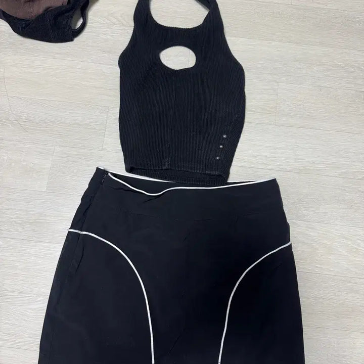 [BUNJANG] Black Halter Neck Top and Line Skirt Set / 홀터넥 나시 탑 + 라인 스커트 세트