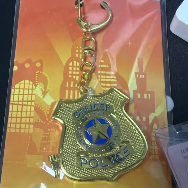 [BUNJANG] Zootopia 2 CGV Nick Police Badge Keychain / 주토피아2 cgv 경찰뱃지 키링 닉 미개봉
