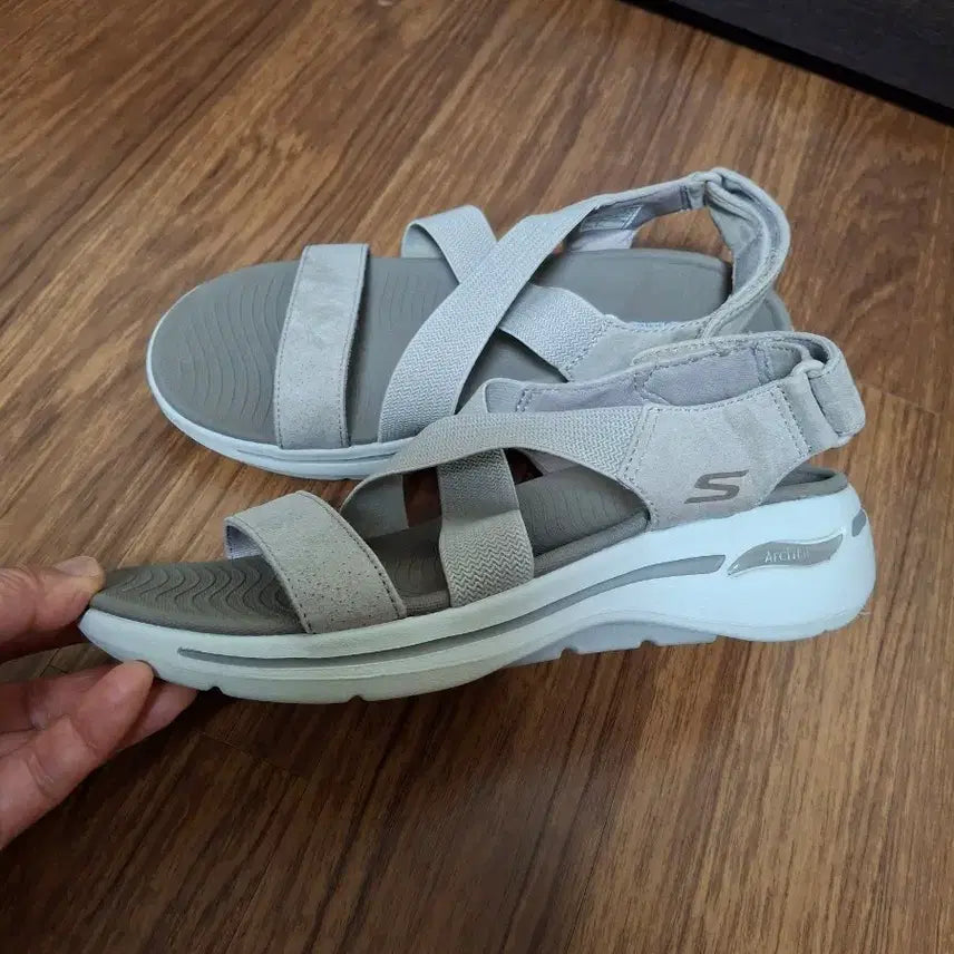 [SOLD OUT] 스케쳐스 고워크 아치핏 샌들  베이지  240~245