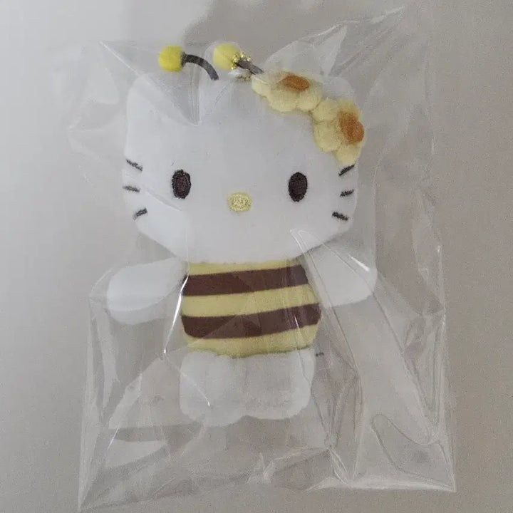 [BUNJANG] Hello Kitty Honeybee Costume Keyring / 헬로키티 꿀벌 인형 키링 새상품