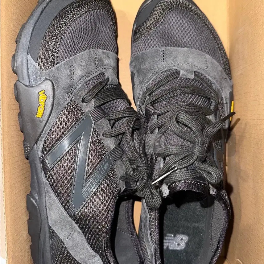 [BUNJANG] New Balance MT10O Black Castle Rock Sneakers / [245] 뉴발란스 미니머스 MT10O 블랙 캐슬락