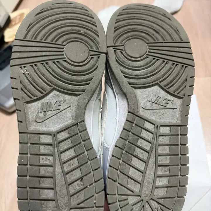 [SOLD OUT] 나이키 덩크 로우 회색/흰색 운동화 270