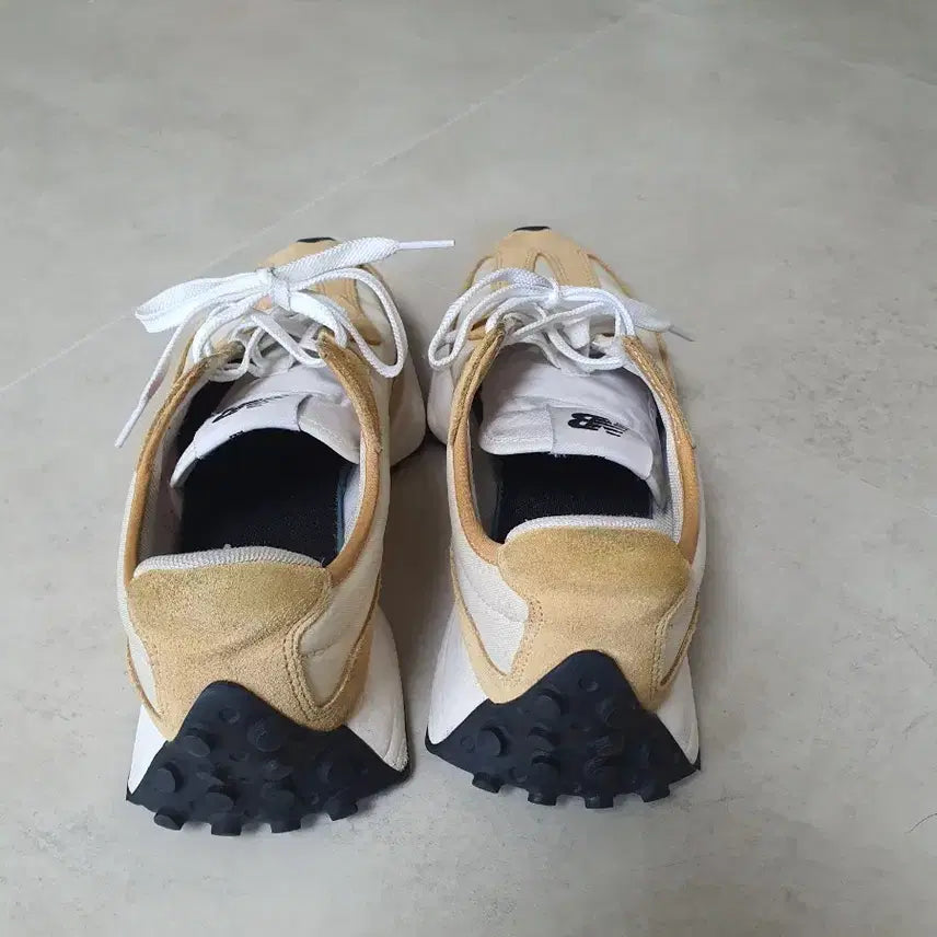 [SOLD OUT] 뉴발란스 327 문빔 베이지 스니커즈 운동화(255)