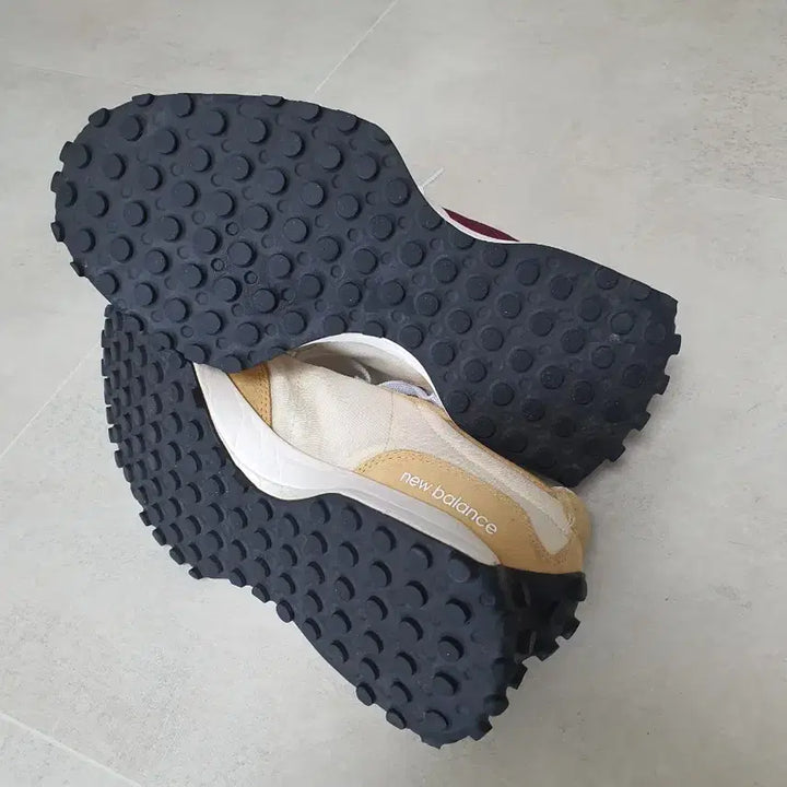 [SOLD OUT] 뉴발란스 327 문빔 베이지 스니커즈 운동화(255)