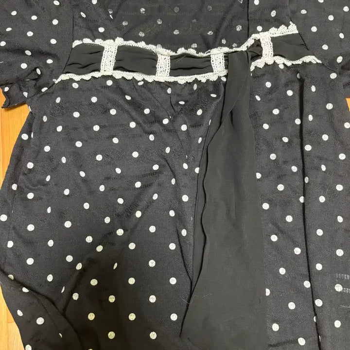 [BUNJANG] Axes Femme Dot Blouse / 엑시즈팜 도트 블라우스 짜잔씨 리즈리사 히메갸루 라떼갸루