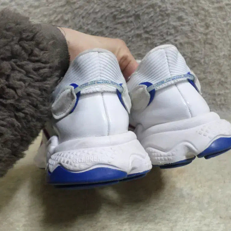 [BUNJANG] Adidas Ozweego White Blue Sneakers / 후루룩구제 270 아디다스 오즈위고 화이트 블루 운동화 중고 신발