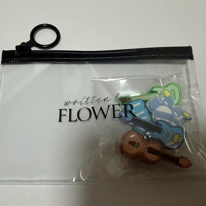 [BUNJANG] Lucy Flower Concert Jibbitz (Photocard Included) / 루시 플라워콘 지비츠 판매합니다 (포카 1장 랜덤 포함)