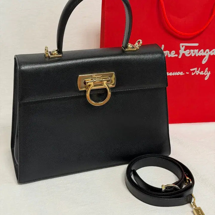 [BUNJANG] Ferragamo Gancini Top Handle Bag Black Saffiano Leather / 정품 페라가모 사피아노 블랙 간치니 탑 핸들백 차정원백 토트백 핸드백