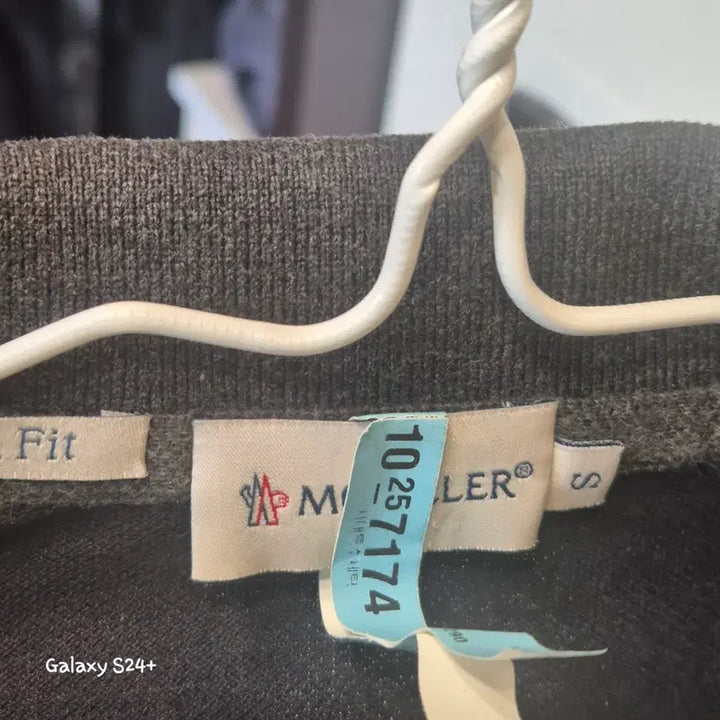 [SOLD OUT] 몽클레어 네이비 긴팔 카라티