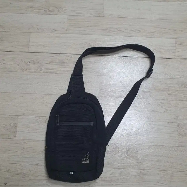 [BUNJANG] Kangol Authentic Sling Bag Crossbody Bag / 캉골 정품 슬링백 크로스백 가방 좋아요