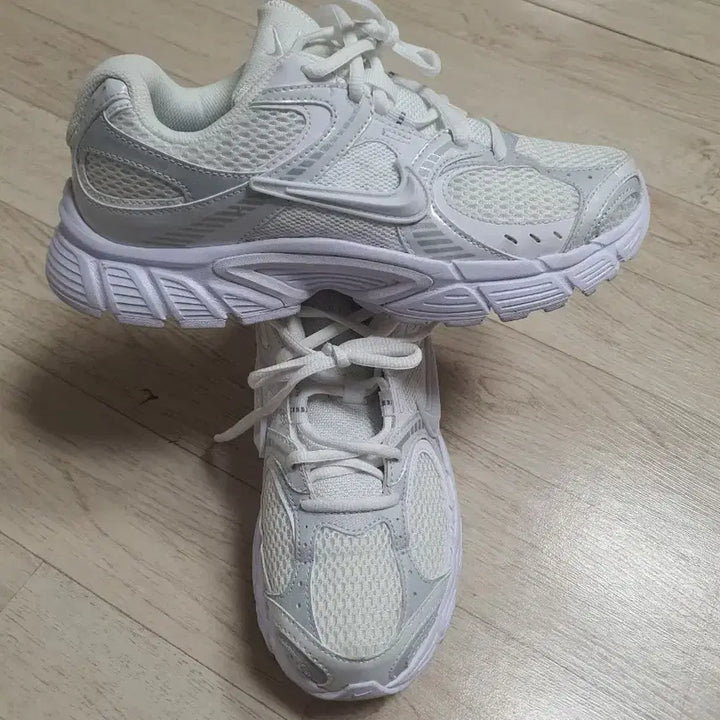 [BUNJANG] Nike V5 Sneakers Shoes Size 250 / 250 나이키 V5 운동화 스니커즈 신발 250사이즈 완전깨끗해요