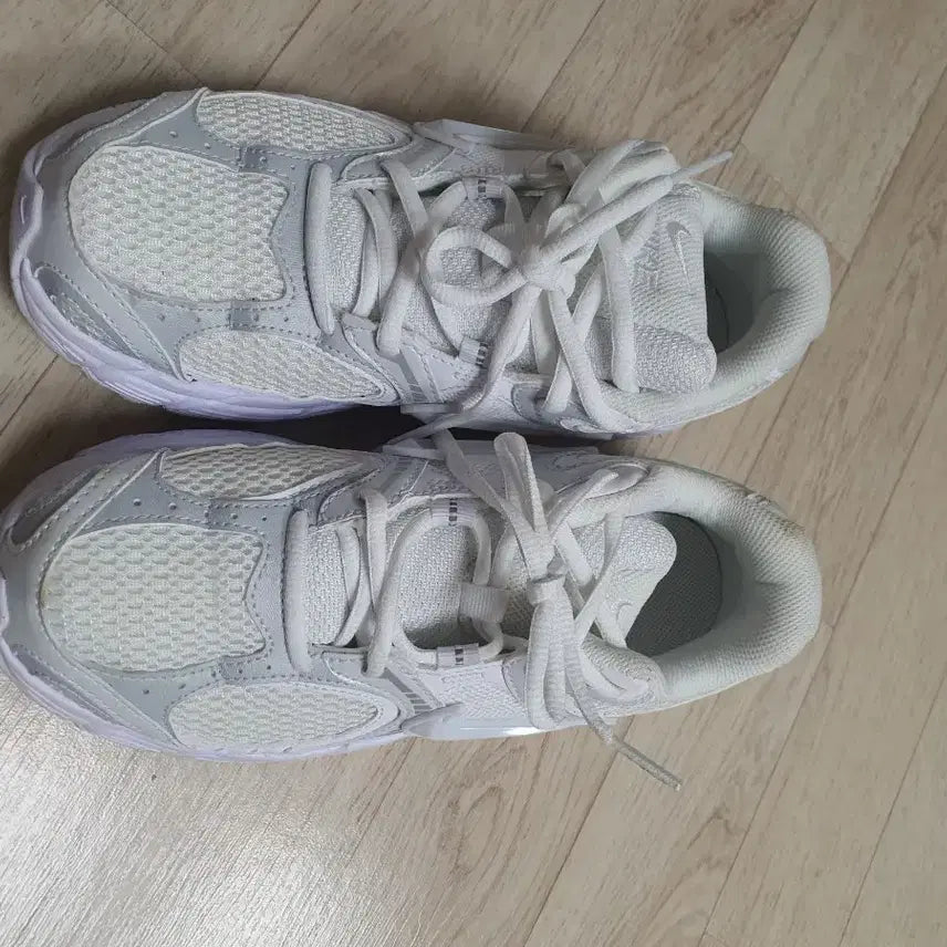 [BUNJANG] Nike V5 Sneakers Shoes Size 250 / 250 나이키 V5 운동화 스니커즈 신발 250사이즈 완전깨끗해요