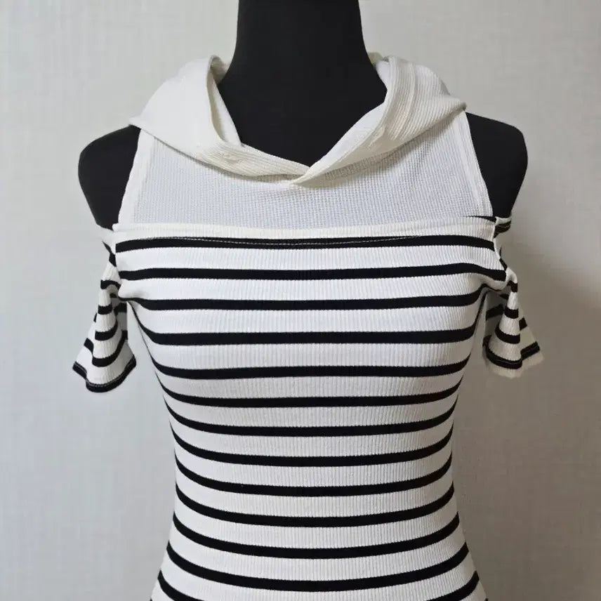 [BUNJANG] Showcase Striped Shoulder Slit Mini Dress / 새상품 쇼케이스 단가라 후드 어깨트임 원피스