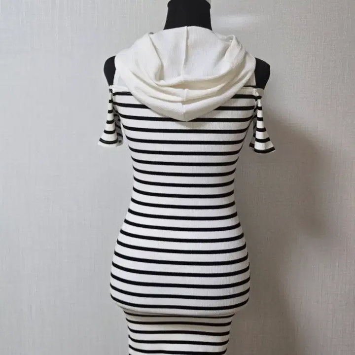 [BUNJANG] Showcase Striped Shoulder Slit Mini Dress / 새상품 쇼케이스 단가라 후드 어깨트임 원피스
