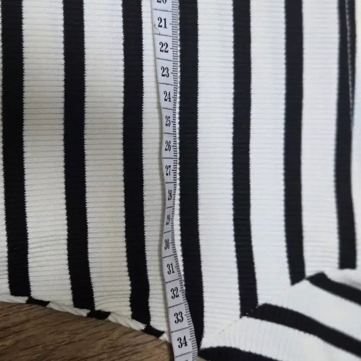 [BUNJANG] Showcase Striped Shoulder Slit Mini Dress / 새상품 쇼케이스 단가라 후드 어깨트임 원피스