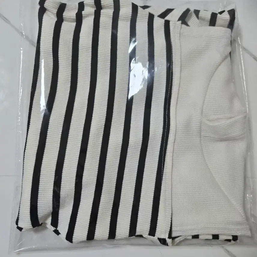 [BUNJANG] Showcase Striped Shoulder Slit Mini Dress / 새상품 쇼케이스 단가라 후드 어깨트임 원피스