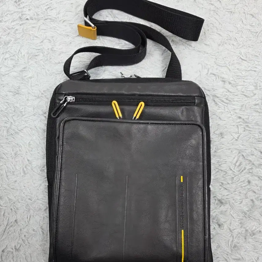 [BUNJANG] Mandarin Duck TOWN Crossbody Bag / 만다리나덕 TOWN 크로스백
