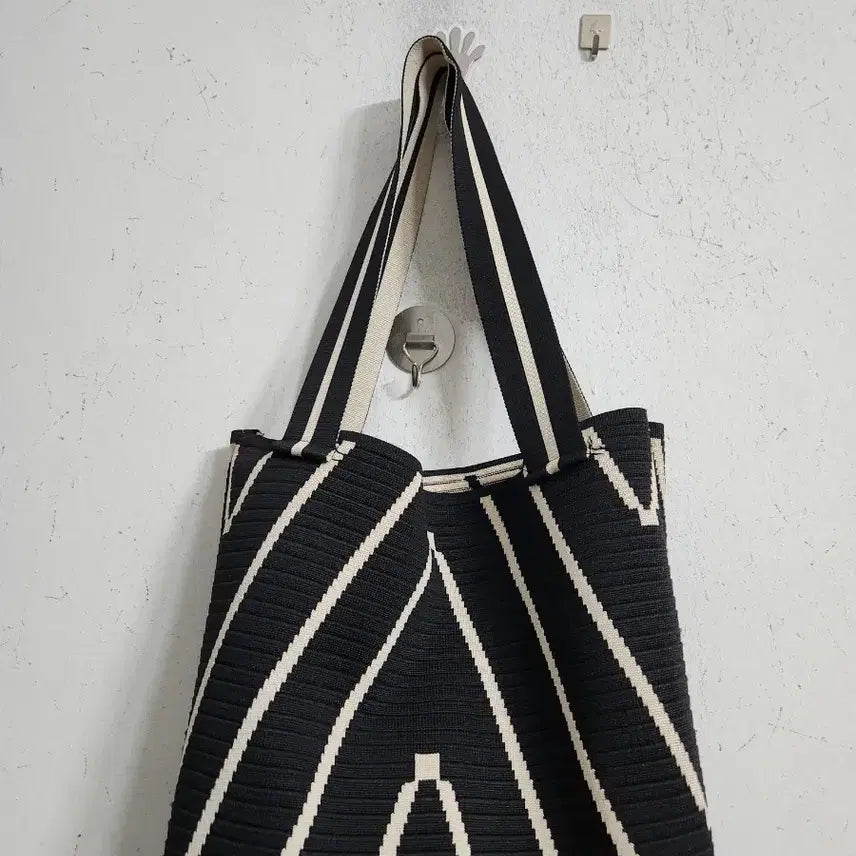 [BUNJANG] Black Stripe Knit Shoulder Bag / 블랙 스트라이프 니트 숄더백