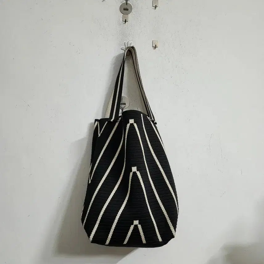 [BUNJANG] Black Stripe Knit Shoulder Bag / 블랙 스트라이프 니트 숄더백