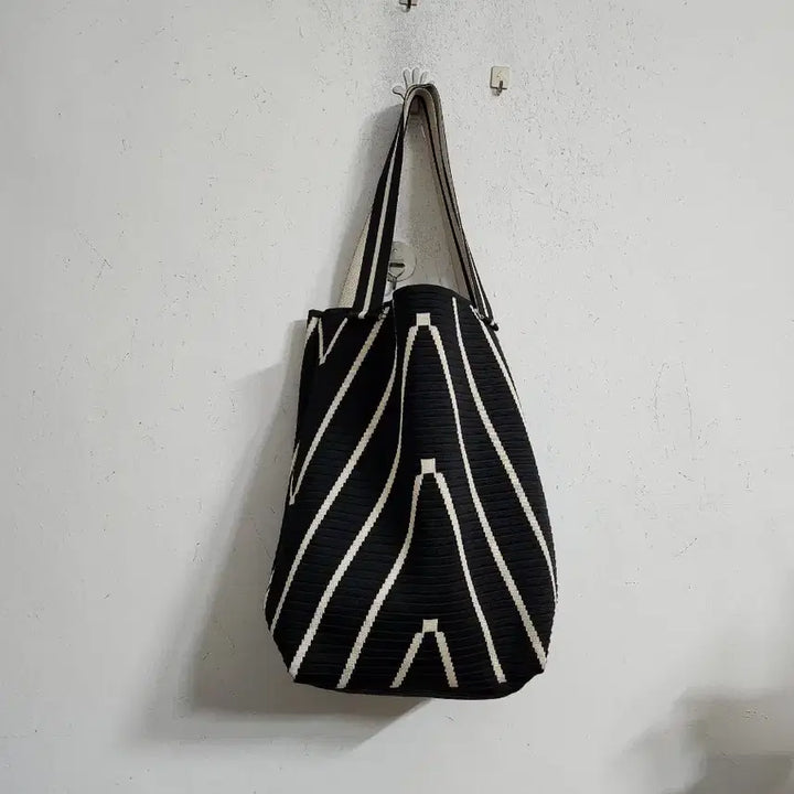 [BUNJANG] Black Stripe Knit Shoulder Bag / 블랙 스트라이프 니트 숄더백