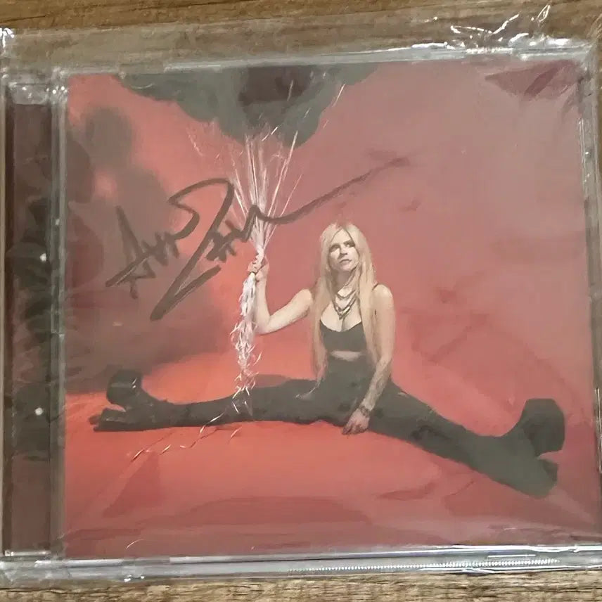 [SOLD OUT] 에이브릴 라빈 싸인 앨범 cd Love Sux Avril Lavigne