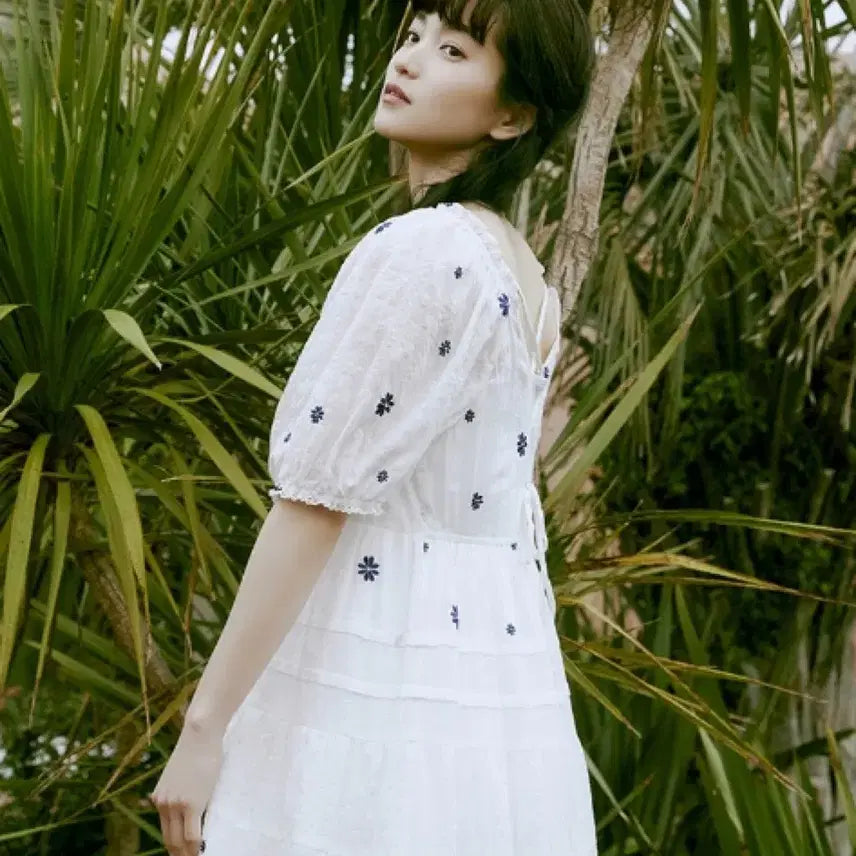 [BUNJANG] Thursday Island Embroidered Back Slit Dress / 써스데이아일랜드 백트임 자수 원피스
