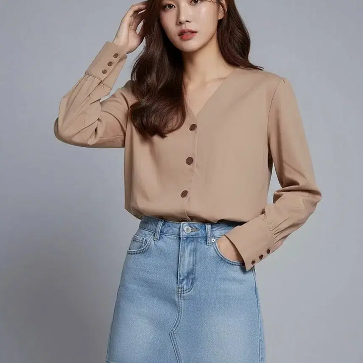 [BUNJANG] MONTS V-Neck Button Blouse Beige / 새상품 MONTS 브이넥 버튼 블라우스 베이지