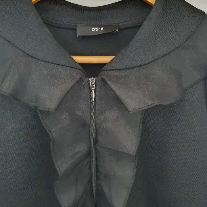 [SOLD OUT] 한섬 오즈세컨 프릴 하프 집업 블라우스 44~55