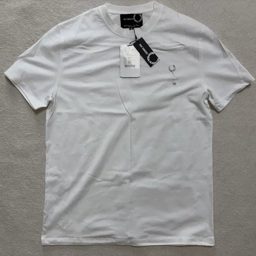 [BUNJANG] Raf Simons x Fred Perry Laurel Wreath Pin T-shirt (White) / [M]라프시몬스x프레드페리 라프 로렐리스 핀 반팔티셔츠 (화이트)