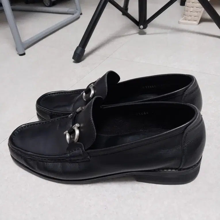 [SOLD OUT] 페라가모 검정색 가죽 로퍼 남성 구두 7(265)
