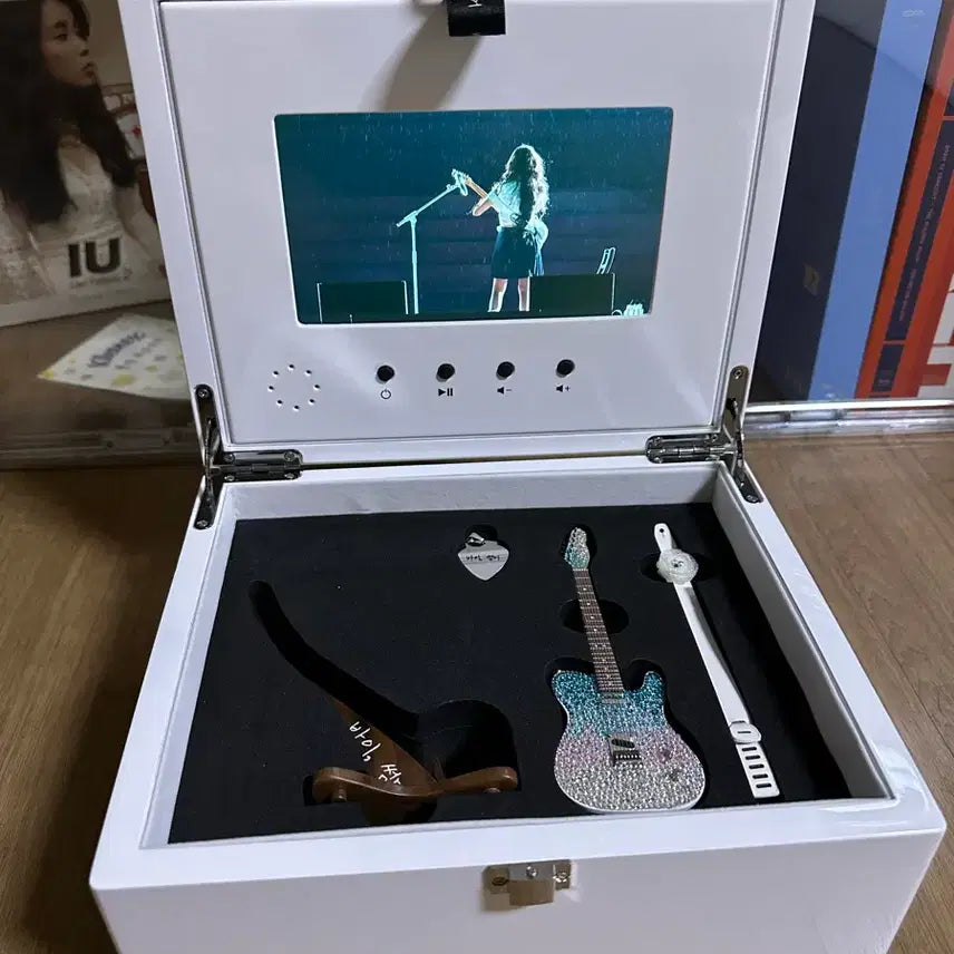 [BUNJANG] IU by Summer Limited Edition Guitar Set / 아이유 바이썸머 팝업 한정판 판매합니다