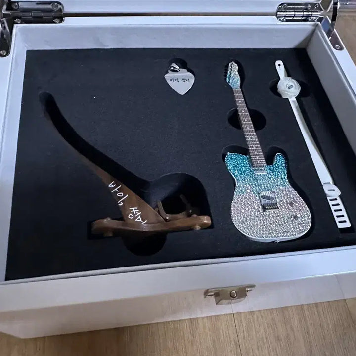 [BUNJANG] IU by Summer Limited Edition Guitar Set / 아이유 바이썸머 팝업 한정판 판매합니다