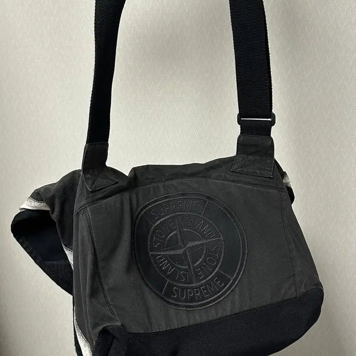 [BUNJANG] Stone Island x Supreme Collaboration Crossbody Bag OS Black / 스톤아일랜드 x 슈프림 콜라보 크로스백 os 블랙