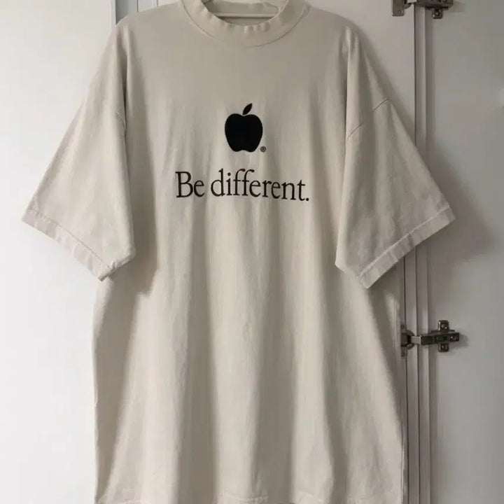 [BUNJANG] Balenciaga Be Different Apple Logo Short Sleeve T-shirt / 발렌시아가 비 디프런트 애플로고 반팔티셔츠