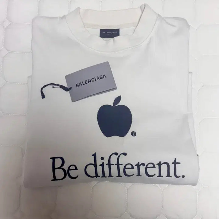 [BUNJANG] Balenciaga Be Different Apple Logo Short Sleeve T-shirt / 발렌시아가 비 디프런트 애플로고 반팔티셔츠