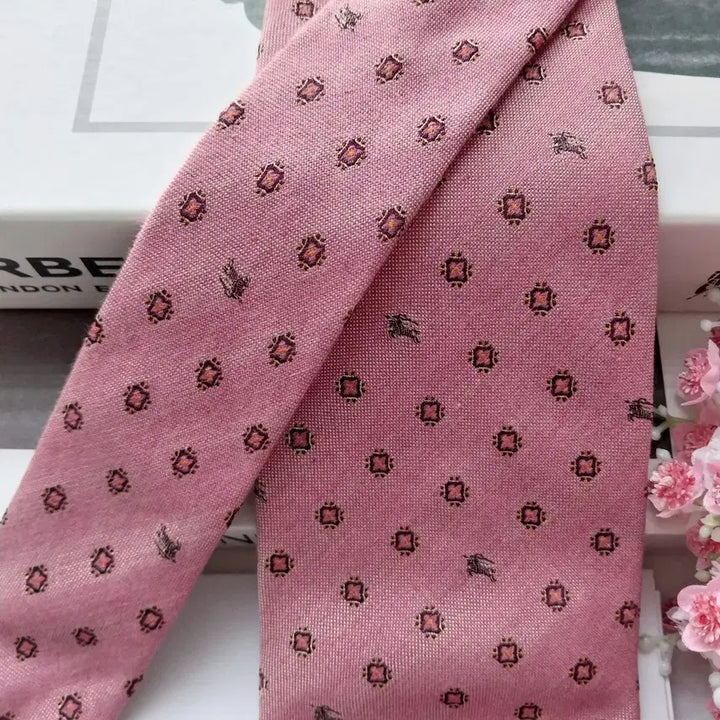 [SOLD OUT] 버버리 넥타이 기마사 자수 패턴 핑크 9.5cm A+등급 k2515