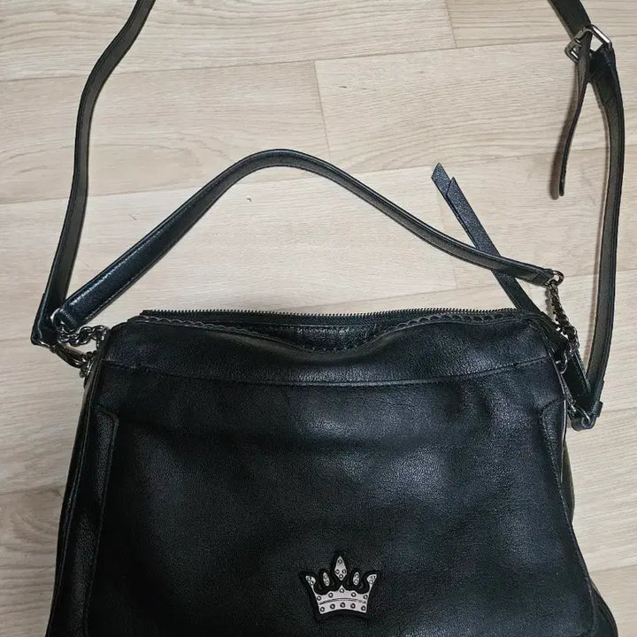 [SOLD OUT] 제이에스티나 티아라 블랙 가죽 숄더백 크라운 장식