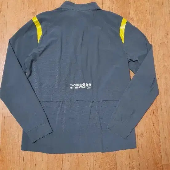 [SOLD OUT] 정품새상품급)데상트 스위스 트라이애슬론 얇은 냉감용 기능성 자켓,100