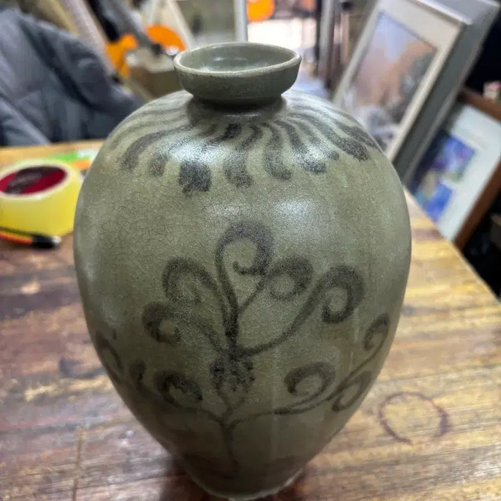 [BUNJANG] Goryeo Celadon Vase with Vine Scroll Inlay / 청자 당초문 매병