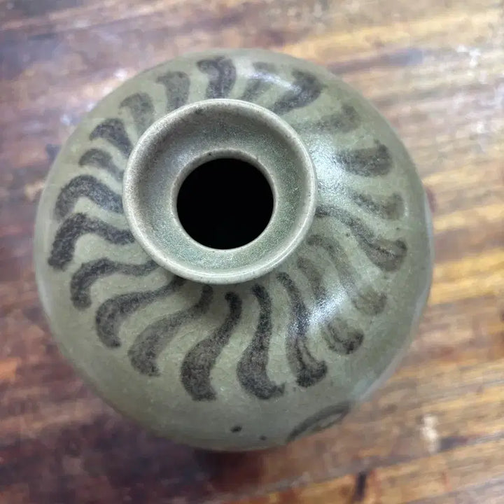 [BUNJANG] Goryeo Celadon Vase with Vine Scroll Inlay / 청자 당초문 매병